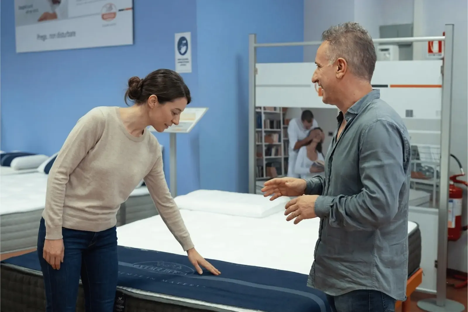 Marco Cirillo mostra un materasso a una cliente nello showroom Secilflex di Pescara