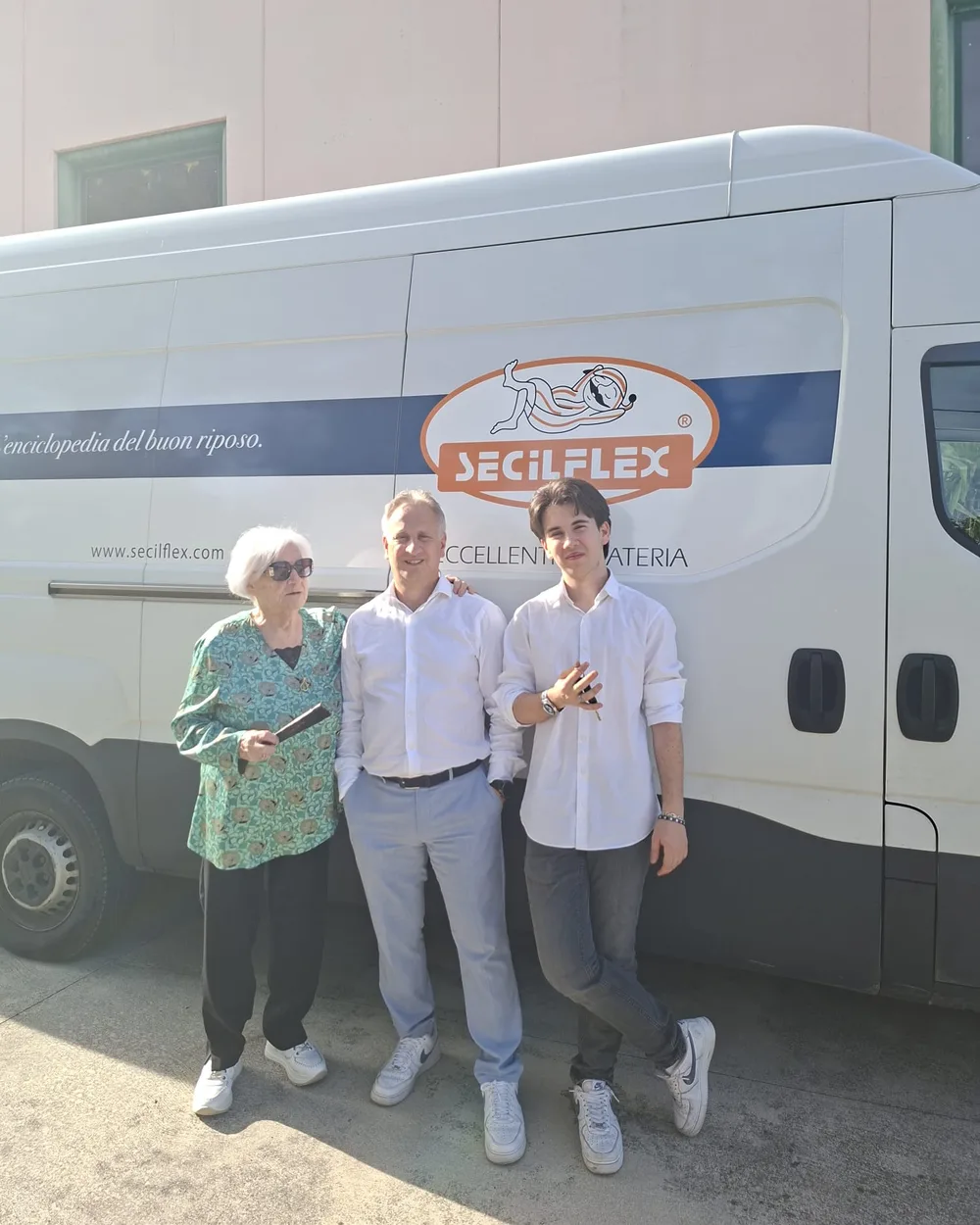 Marco Cirillo con sua madre e suo figlio davanti a un furgone Secilflex